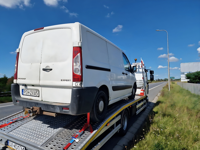 Awaria na autostradzie A4 - laweta Husarz Wrocław z autem na pasie awaryjnym