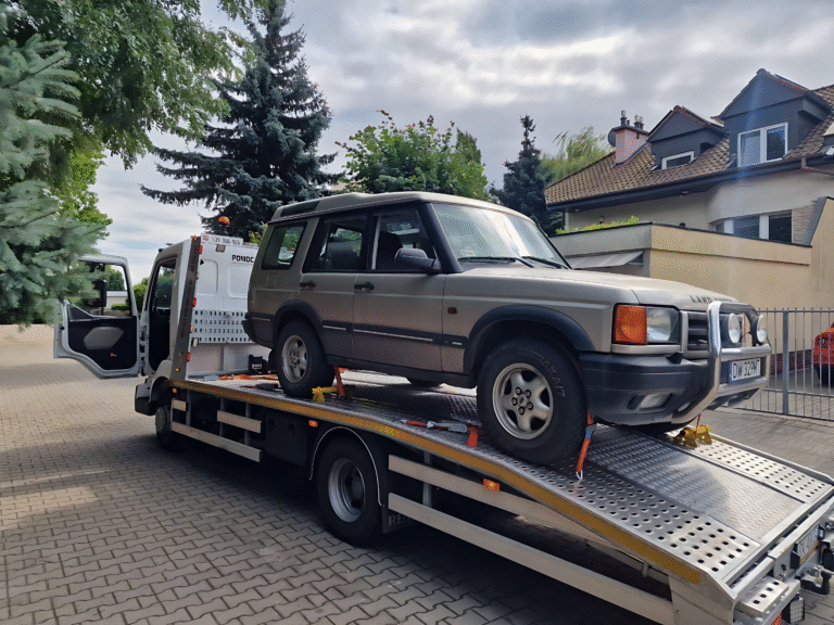 Holowanie 4x4 - laweta Husarz Wrocław z autem terenowym na platformie