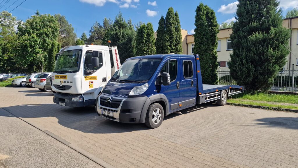 Laweta Wrocław - Renault Midlum Husarz z autem na platformie