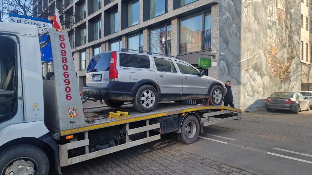 Holowanie a laweta - praktyczny poradnik wyboru transportu auta