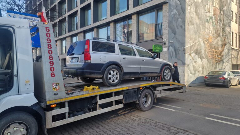 Holowanie a laweta - praktyczny poradnik wyboru transportu auta
